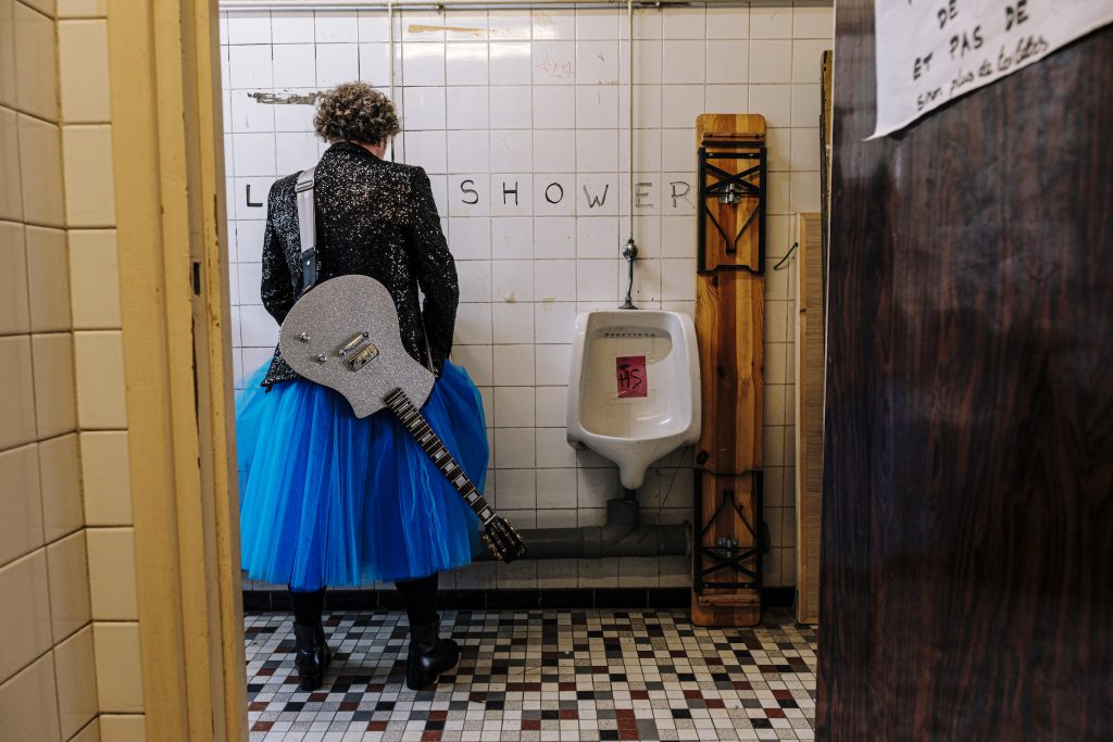 MARTINMARTIN prise de vue DOM SECHER (HANS LUCAS) dans les toilettes Empire du Shakiraï à Paris. Près du pont bleu, avec son tutu bleu ! Et sa Lou Juniore de Tony Girault.
